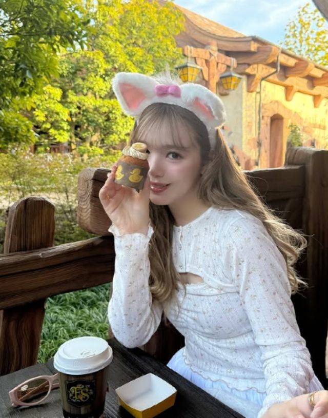 見惚れる可愛さ！藤田ニコルがディズニーシーを満喫