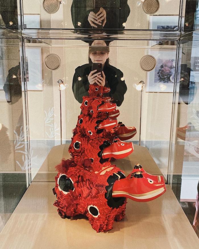 自身の作品とツーショット📸