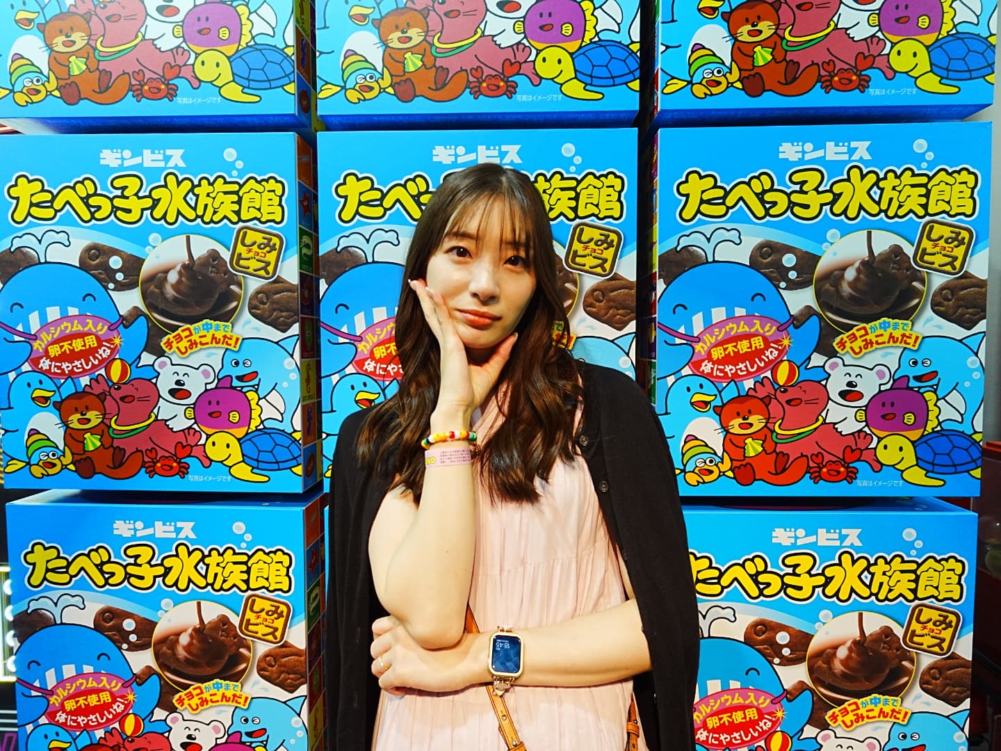 人気女性タレントコンビが「あの懐かしいお菓子」を堪能