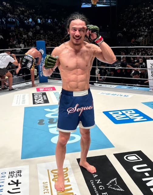 矢地祐介、宇佐美正パトリック戦　2年越しの戦いに勝利しヤッチくんポーズ【RIZIN.48】