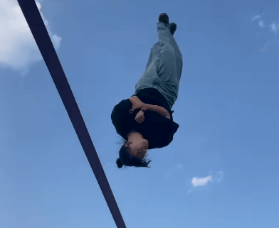 「最後のにこっがかわいいー」美女スラックライダー・竹部茉桜、青空の下で”大回転ムーブ”を披露！ファンを魅了「すごー、ナイスー」