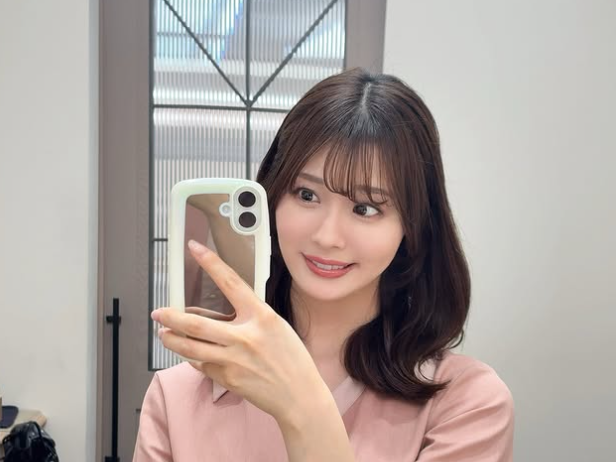 藤田万里奈がプール気分で鏡越しのセルフィーを披露