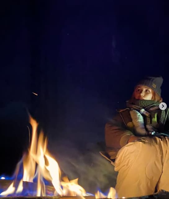加藤優が焚き火の前で静かな夜のキャンプを堪能