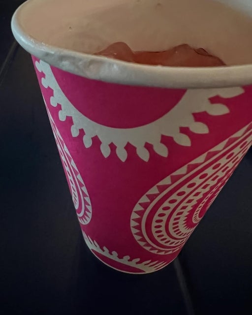 今井翼、ピンクの紙コップに刻まれた“癖の証明”。かじるというささやかな衝動