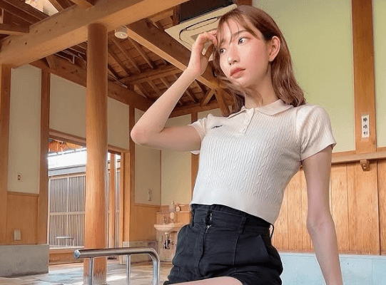 美人舞台女優の”温泉記”、美脚トレーニング真っ只中の”足湯・ショット”が眩しすぎるとファン夢中に！