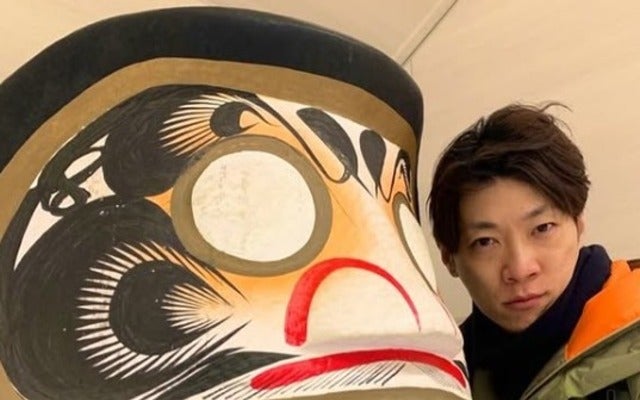 横山だいすけが大きな髙﨑縁起だるまとパシャリ！