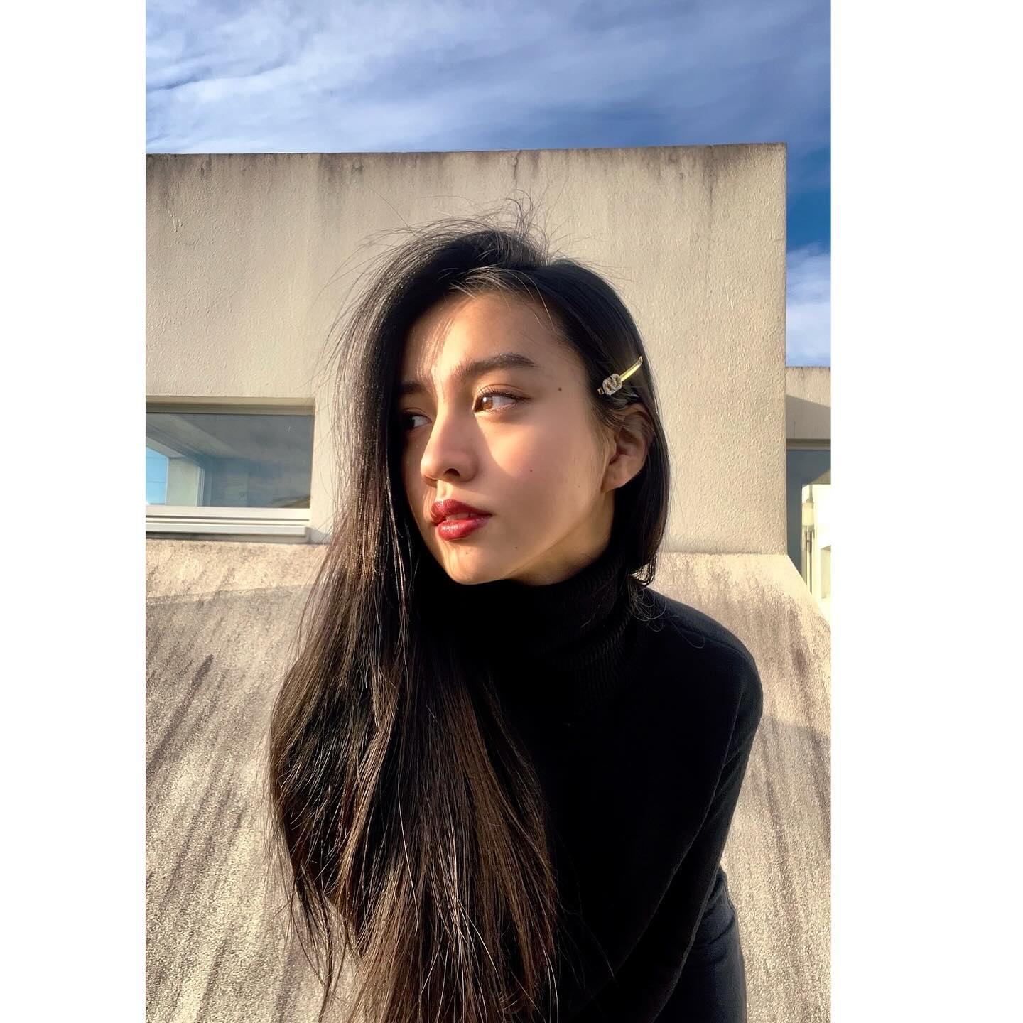 koki　冬の晴れ空が映える小物を披露❄️✨