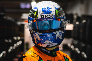 「ついに見せてくれた！」オスカー・ピアストリ、鈴鹿サーキットでの“ヘルメットショット”が話題沸騰