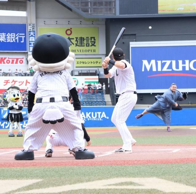 大相撲・隆の勝がZOZOマリンで豪快始球式　“食レポ”や笑顔で球場を盛り上げる