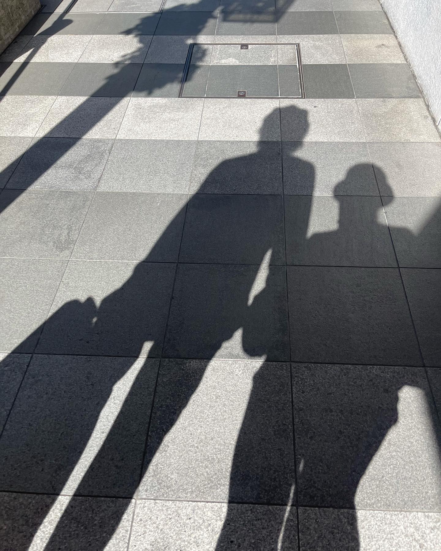 妊娠中の丸山桂里奈がラブラブ手繋ぎデート写真披露💕「素敵な夫婦👀」