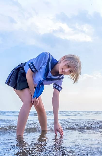 「似合いすぎて本当に最高すぎる」人気グラドル・篠崎こころの爽やかセーラー服ショットに反響