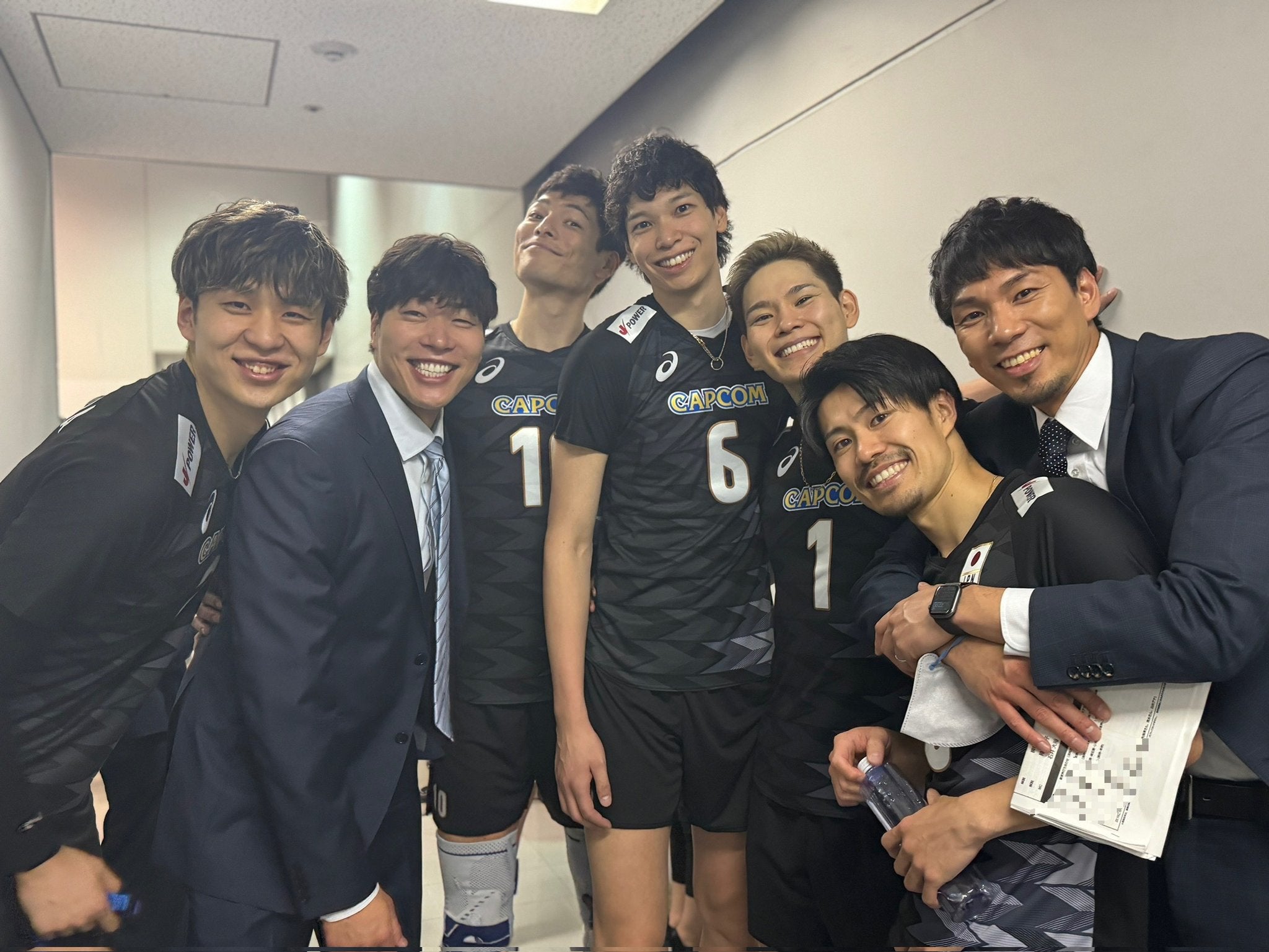 「ゴリ」こと清水邦広が長年の戦友と共に代表選手とパシャリ