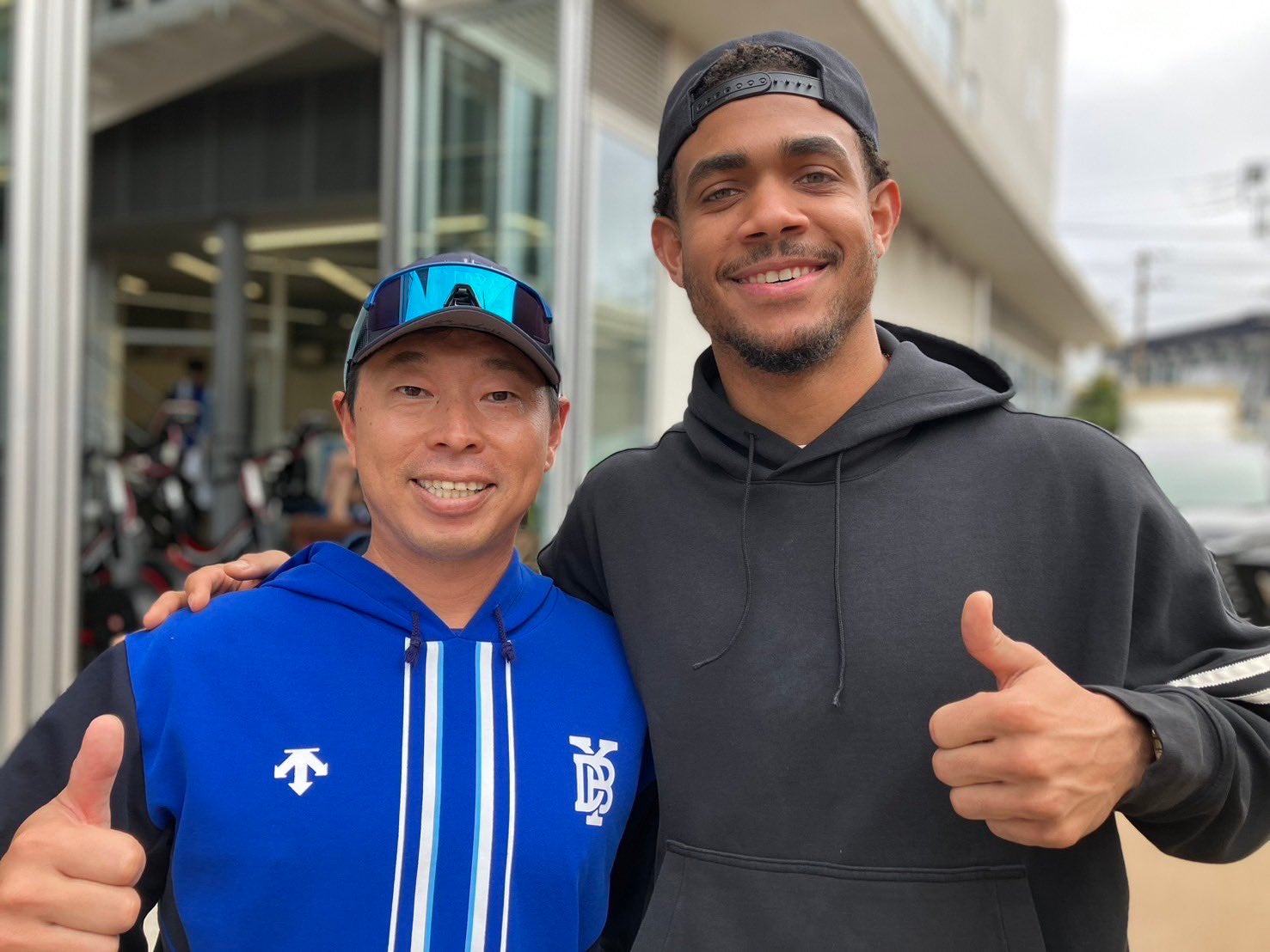 横浜OB、田中浩康がマリナーズの“スター選手”フリオ・ロドリゲスとのツーショットを公開！