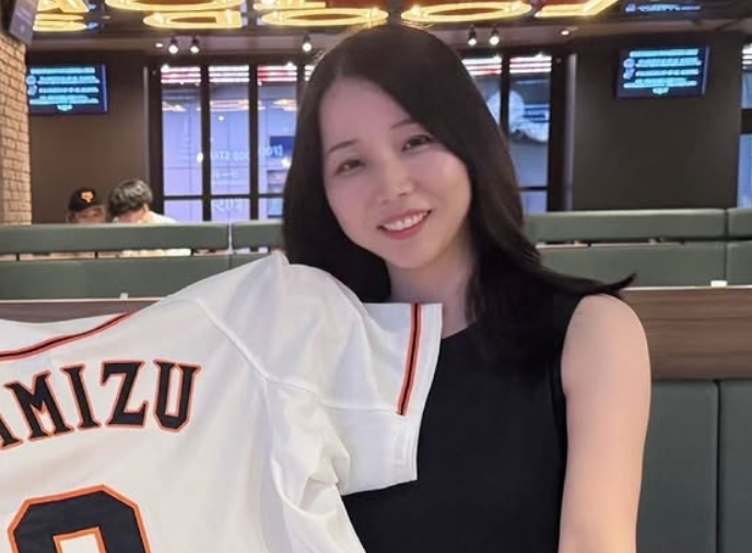 気象予報士・星井彩岐、東京ドームで清水隆行ユニフォーム姿を披露