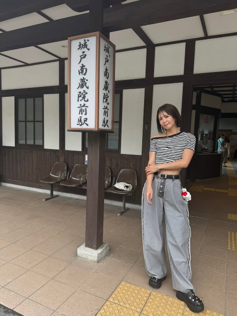 スタイル抜群！元キックボクサー美女、チラリヘソ見せ＆肩見せセクシーショットでファン魅了！