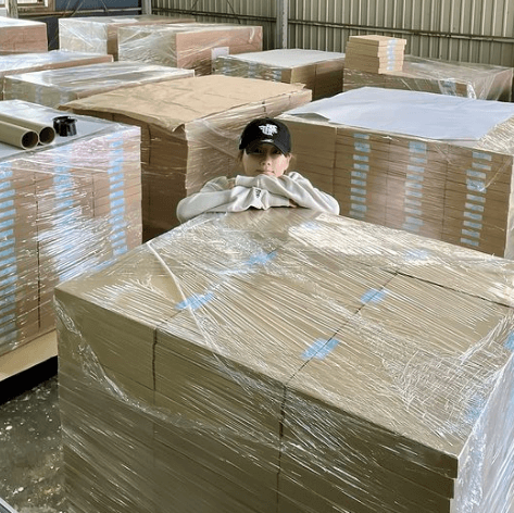 重盛さと美、まさかの「倉庫作業員に！？」反響を呼んだショット公開と真相はいかに！？