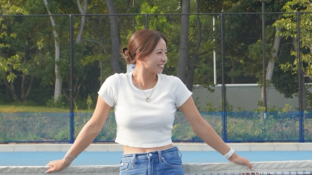 プロテニス選手・園田彩乃、テニスコートで私服姿にファン歓喜！