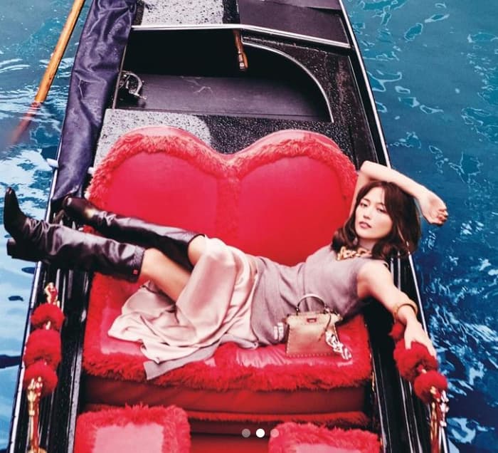 川口春奈　秋のコーデ、ロングスカートにロングブーツでセクシーな一面も