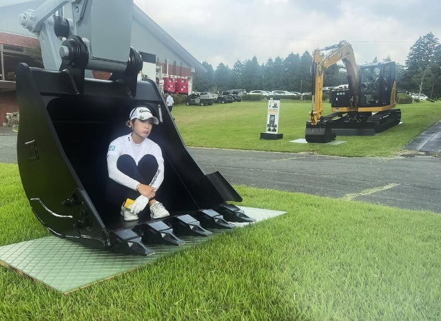 重機と一緒にお茶目ショット⁉女子ゴルフ・大西葵、CATレディース終えユーモアあふれるインスタ投稿！