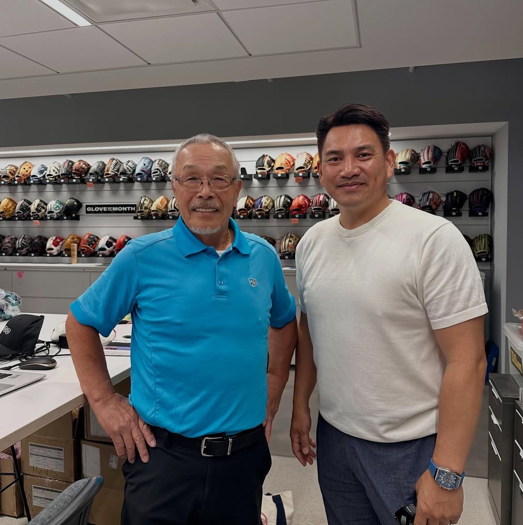 井口忠仁、伝説のグラブ職人のお話に少年のような眼差しを向ける！