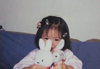 人気モデルが幼少期ショットで誕生日報告「天使くらい可愛い」