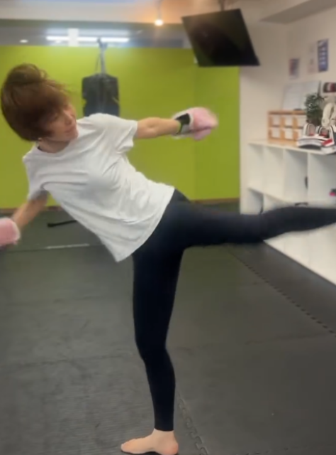 「◯◯◯様の回し蹴り受けたい」美魔女タレント、ジムでの華麗な