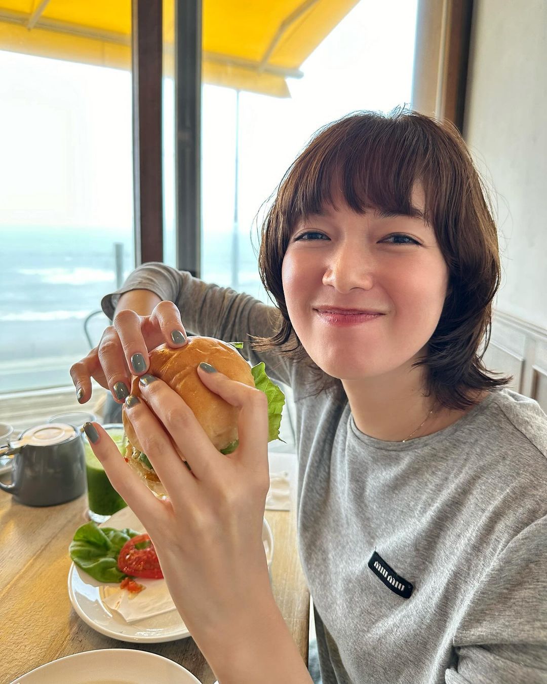 佐藤栞里のニューヘア＆無邪気に頬張る姿が愛おしいと話題に