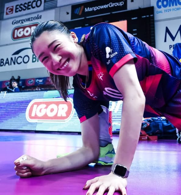 イタリアで大活躍の石川真佑がストレッチ中でも太陽のような笑顔を披露！