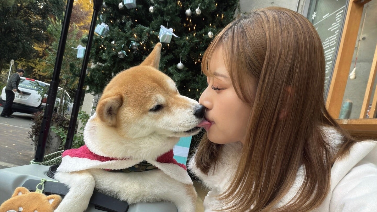 「これは反則級」DAZNガールズ・MAO、愛犬とのキス写真が破壊力抜群と反響