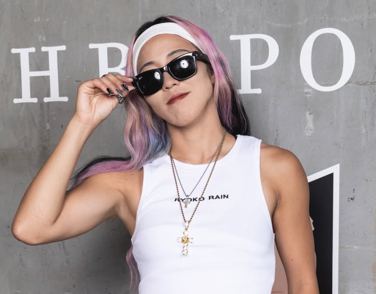 圧巻コーデ！サッカー日本代表・遠藤純、ACFCユニーク衣装で魅せた試合前の姿