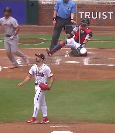 「どうやって打った！？」衝撃の一発にファン騒然、まさかの“片手ホームラン”が話題沸騰