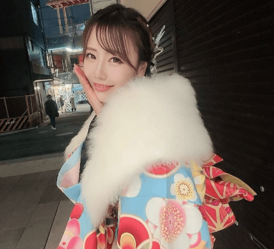 「シャッターの降りた路地で…」あの人気モデル、宵闇を照らす”超あざと・ショット”公開でファン・フォーリンラブ