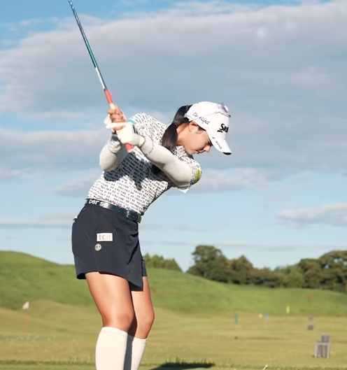 女子ゴルフ 緊張と静寂が交錯する“決戦前”のひととき―JLPGA最終日、熱戦の幕開けを捉えた一枚が話題に