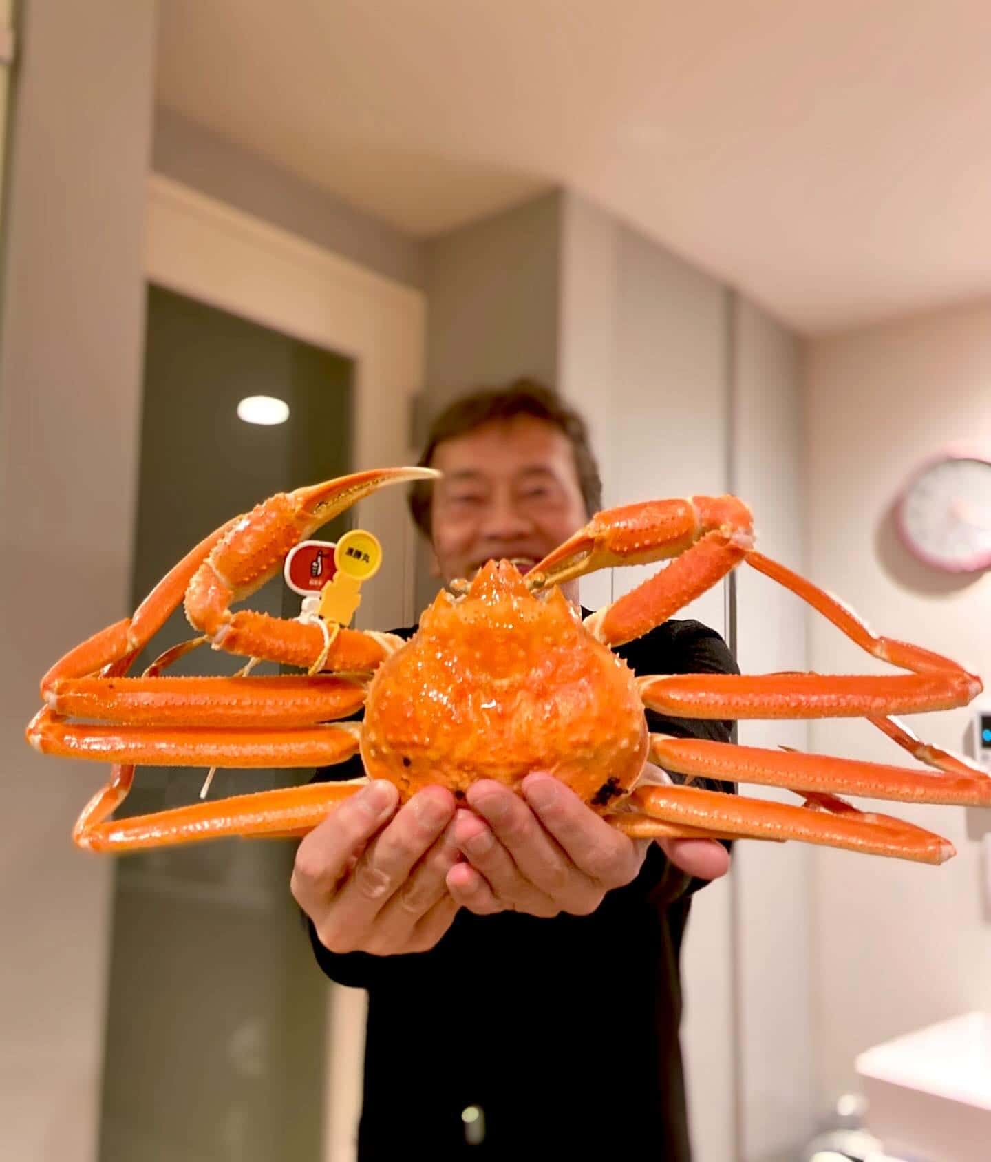 「羨ましすぎる🦀🍲」笑顔の遠藤憲一が話題🔥
