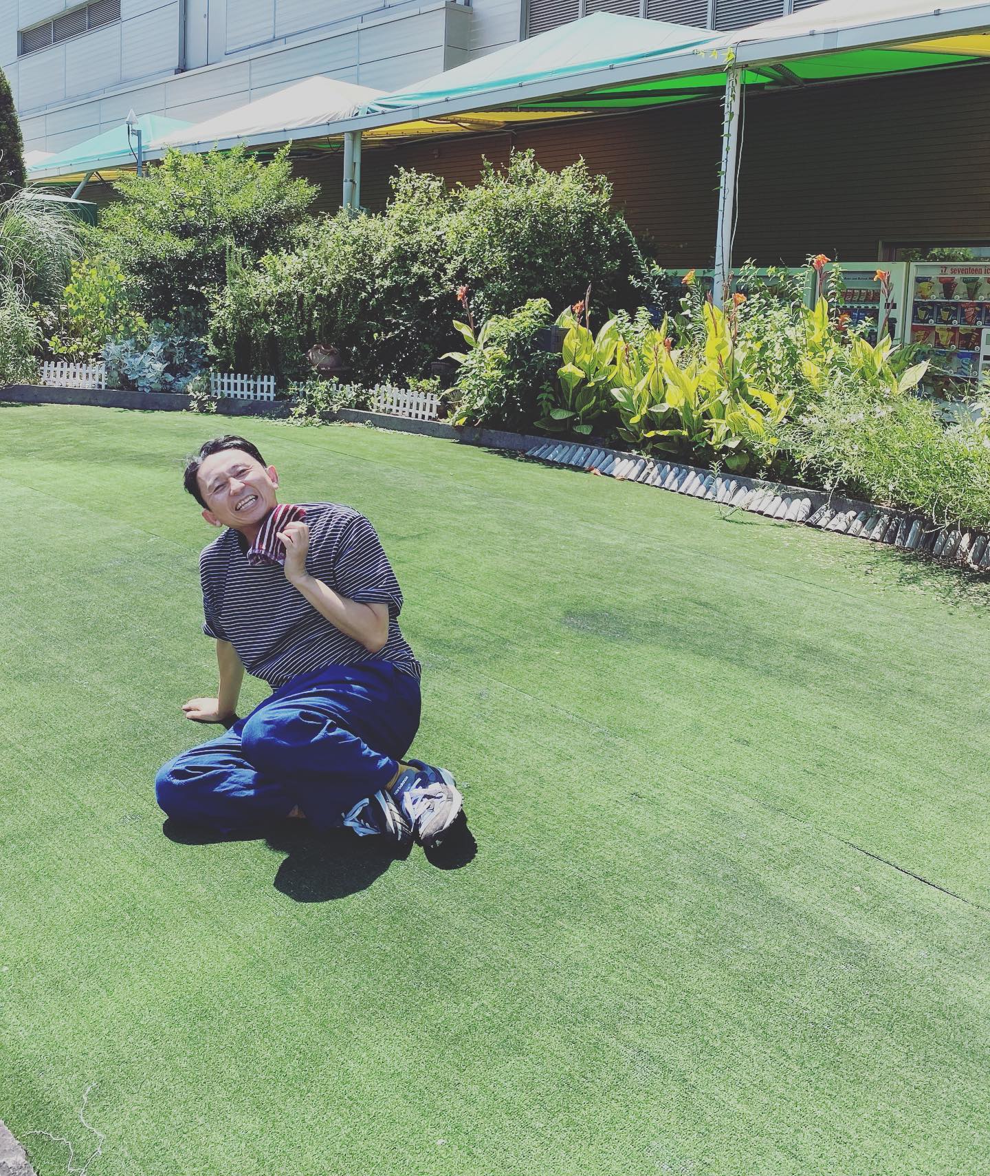 有吉弘行さんが「おばショット」をアップし謝罪❗️❓「おじさんでも素敵です😍✨」