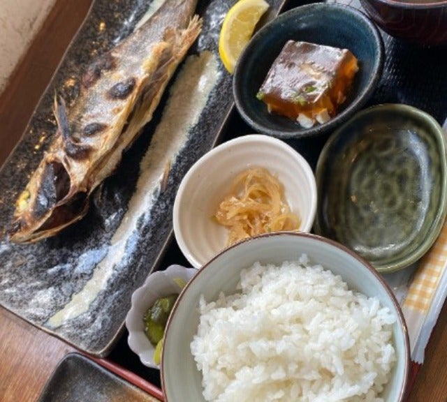 「ちょっとした小旅行みたい」杉田かおるが大磯港でイサキの塩焼き！