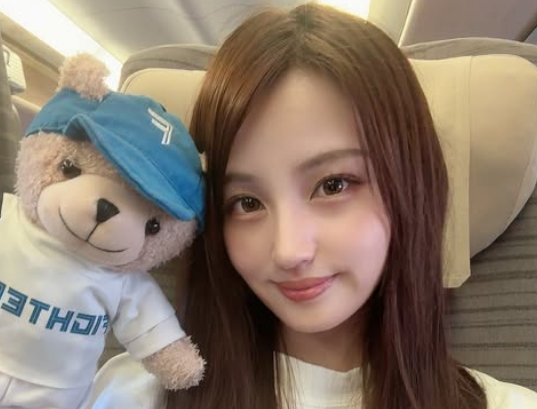 「魅力は無限で超美しい」野球美女グラドル、車内で魅せたテディベアショット！ファンうっとり「今日の髪型一番好きかも」