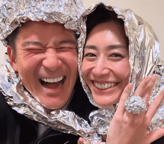 「どうしてそうなった」あの人気モデル、夫婦で驚愕の”アルミホイル巻き・ショット”を披露し反響続々！「ファンですわっ」