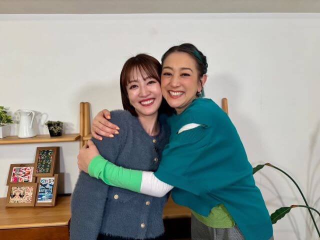滝菜月＆SHELLYの再会ショット！笑顔あふれるヒルナンデスロケ