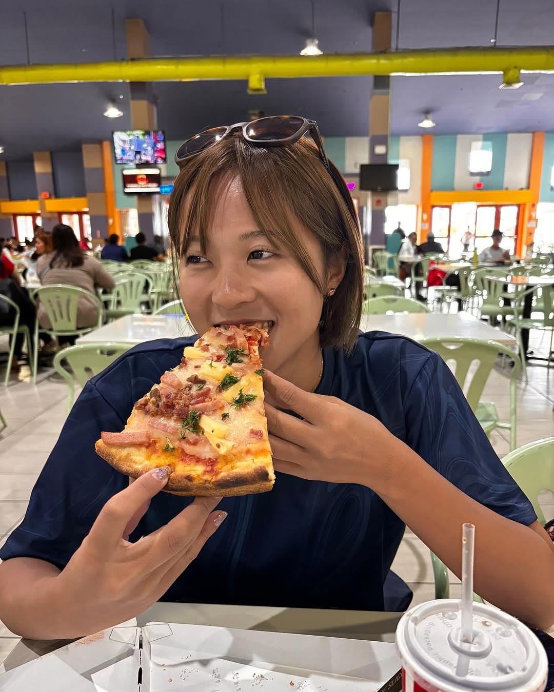 「オフが一番輝いてる説(笑)」美人ビーチバレー選手〇〇、グアムのフードコートで満面の笑み！