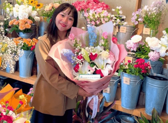 「凄い！おめでとう」美女ゴルファー、喜びの報告！花に囲まれた”ロマンティックショット”にファンうっとり「どちらも綺麗」