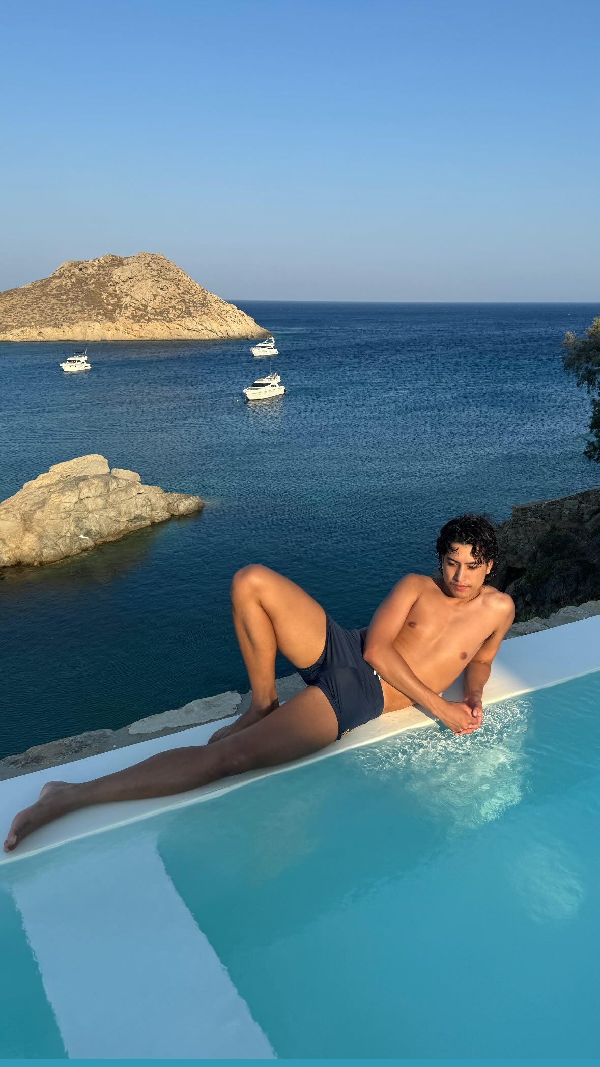 人気インフルエンサー、プールでの水着姿が話題に「彫刻かと思った」