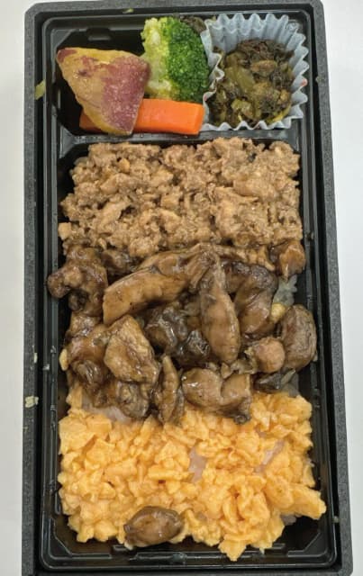 お笑いタレント バカリズム お弁当を紹介！そぼろご飯！