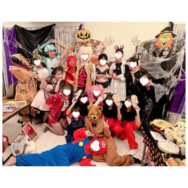 辻希美、ハロウィン装飾がすごすぎる！愛犬や子どもたちとパーティーを全力で楽しむ姿を公開