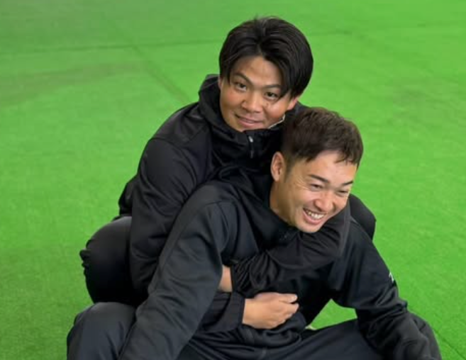 ヤクルト・清水昇が石山泰稚とのツーショットを公開