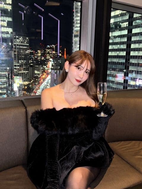 小嶋陽菜、夜景とシャンパンで仕事納めを優雅に報告！黒ドレス姿に「美しすぎる」