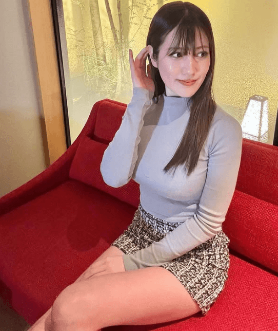 「美しすぎます！」あのスポーツグラドル、レッドソファーの”マイクロミニ美脚・着座ショット”を披露しファン悶絶！