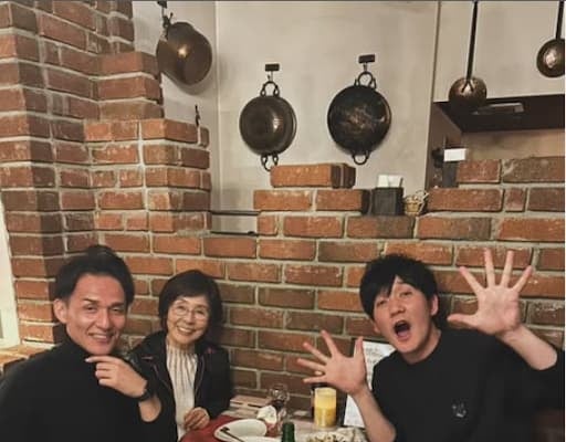 タイムマシーン3号・山本が家族での食事写真を投稿にファンから「素敵！」の声が続出