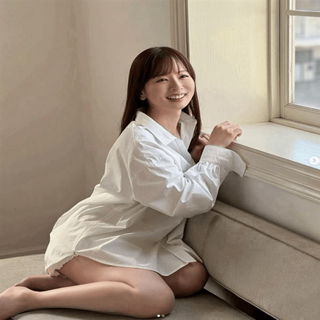 皆藤愛子「カレンダー撮影」の傍らで”レアな太もも露わ”な、ファン歓喜のサービスショット！