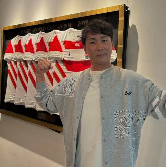 元木大介がラグビー日本代表選手のユニフォームと一緒に強そうなポーズ！